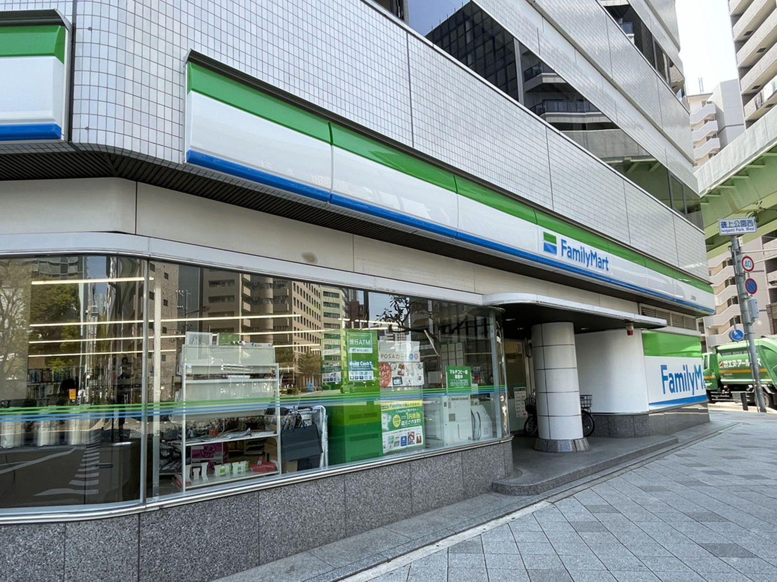 同じ通りにあるファミリーマート 三宮南店