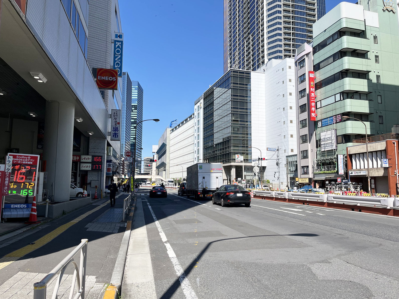 高輪泉岳寺駅前ビル前面の第一京浜