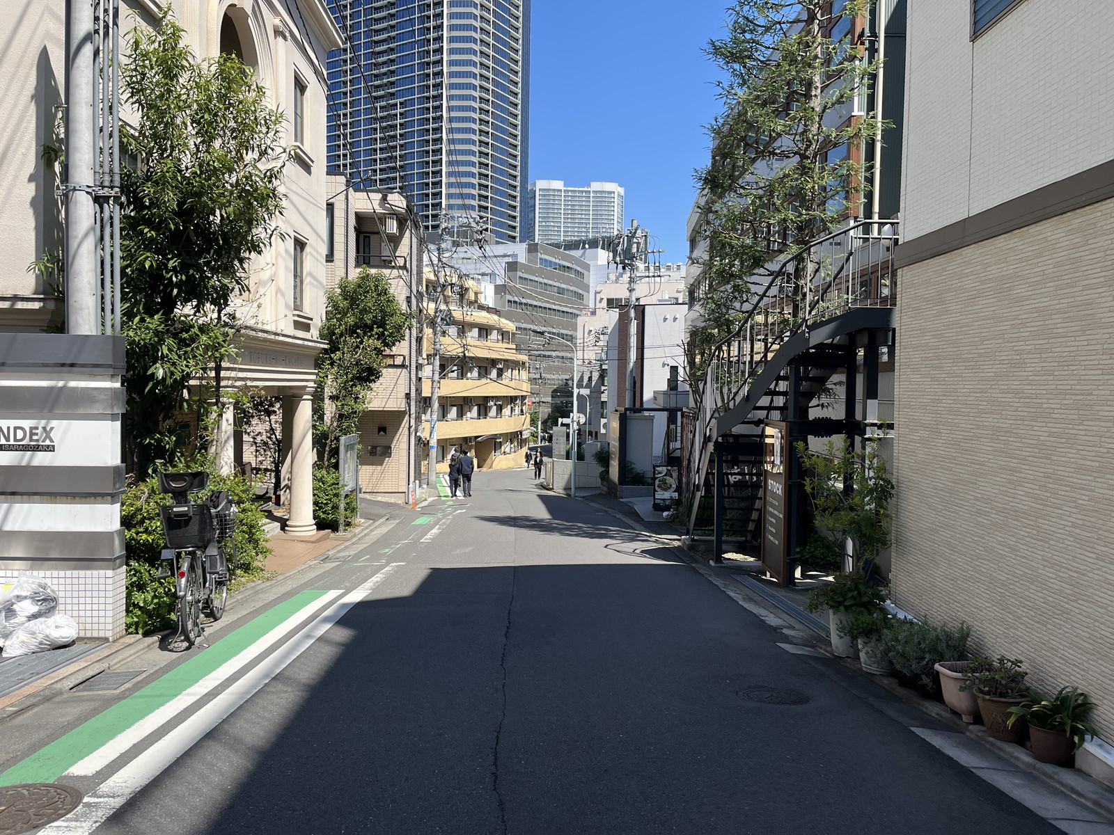 ダンケ高輪ビル前面の通り