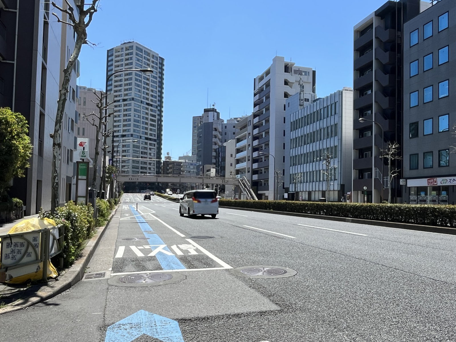 KDX高輪台ビル前面の桜田通り