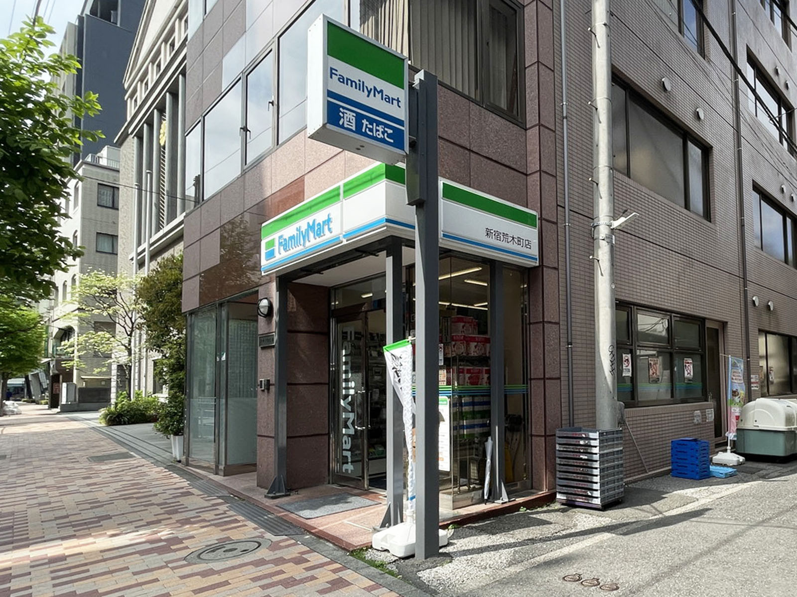 付近のファミリーマート 新宿荒木町店