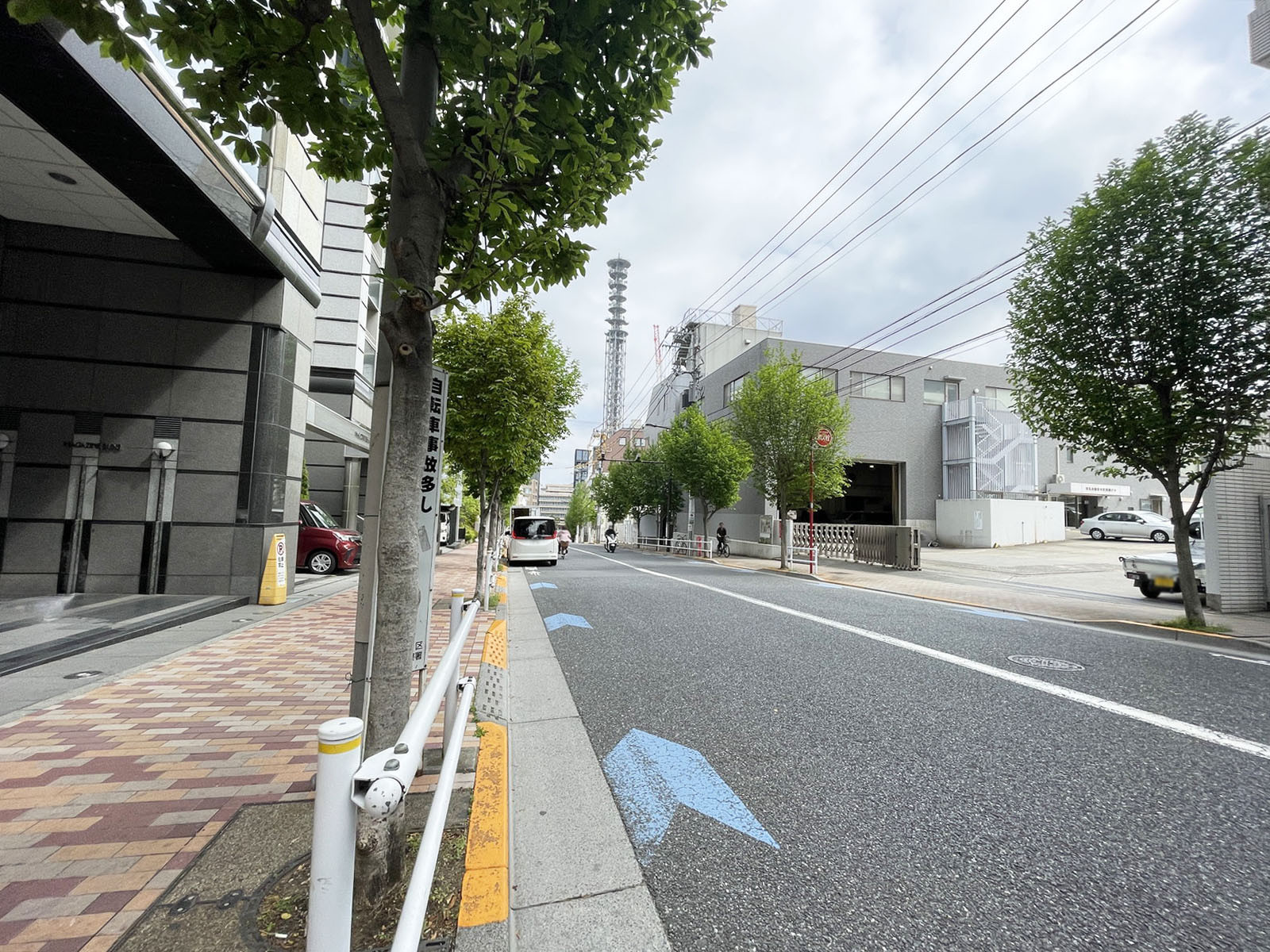 四谷テアールビル前面の津の守坂通り
