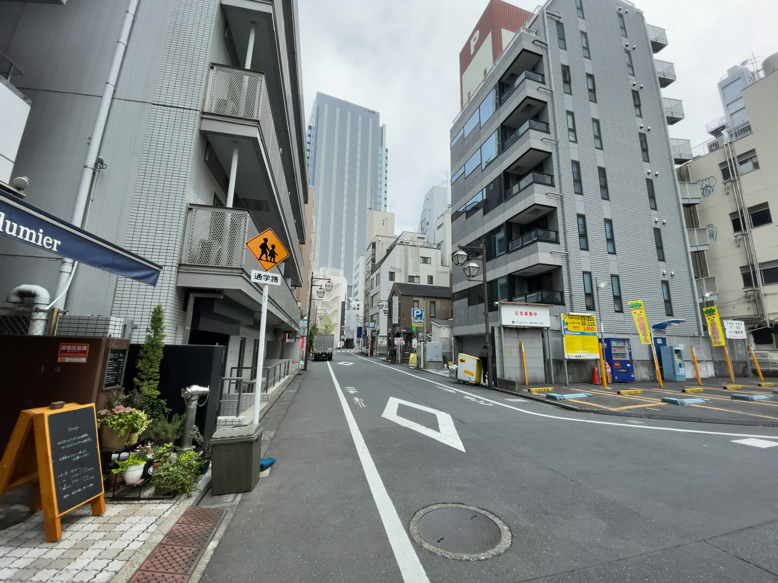 国土西池ビル前面の通り