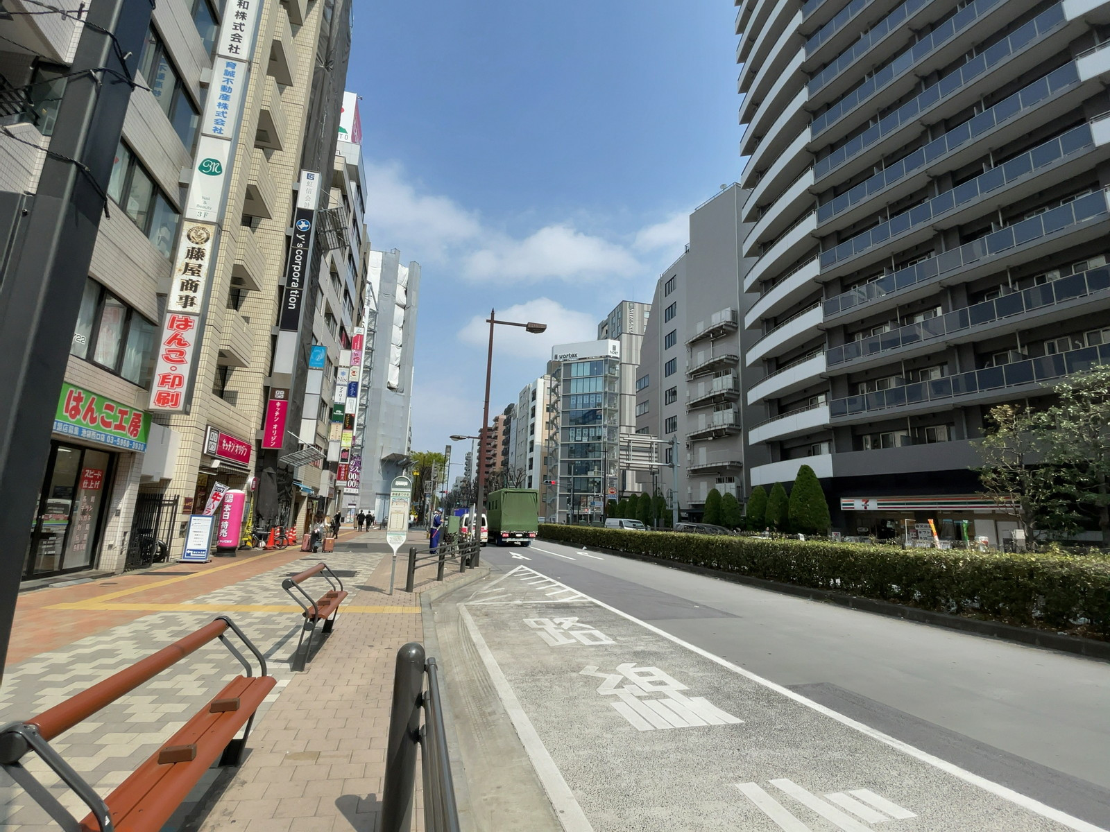 小林ビル前面の通り