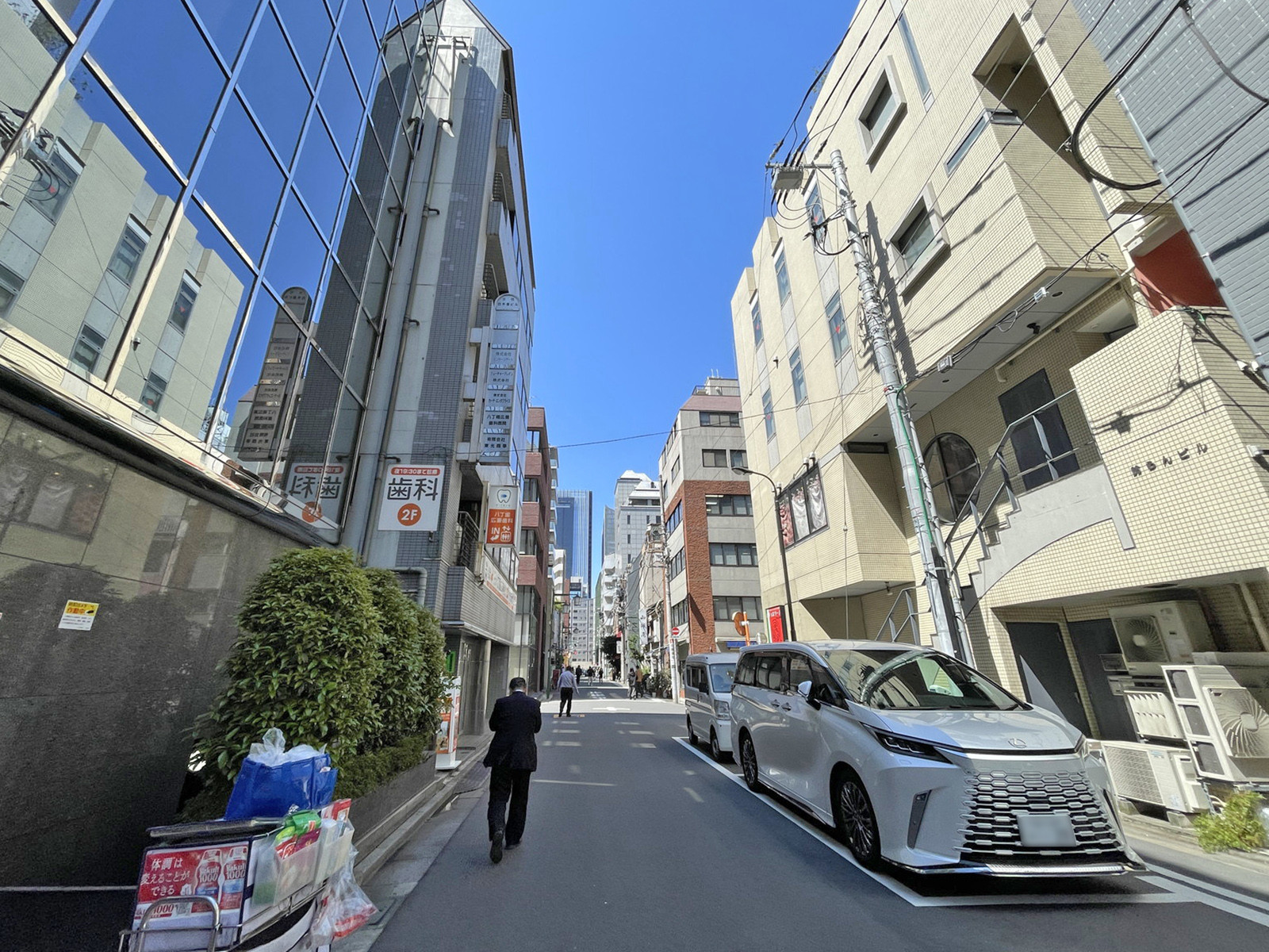 内外ビル前面の通り