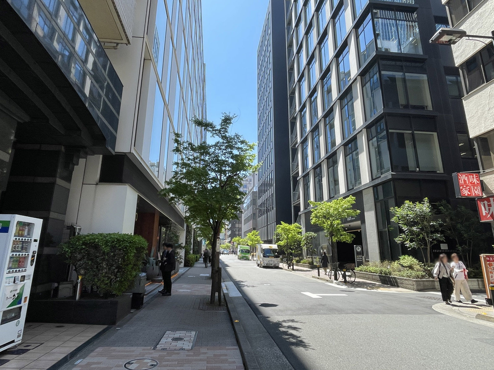 PMO日本橋二丁目前面の江戸・もみじ通り