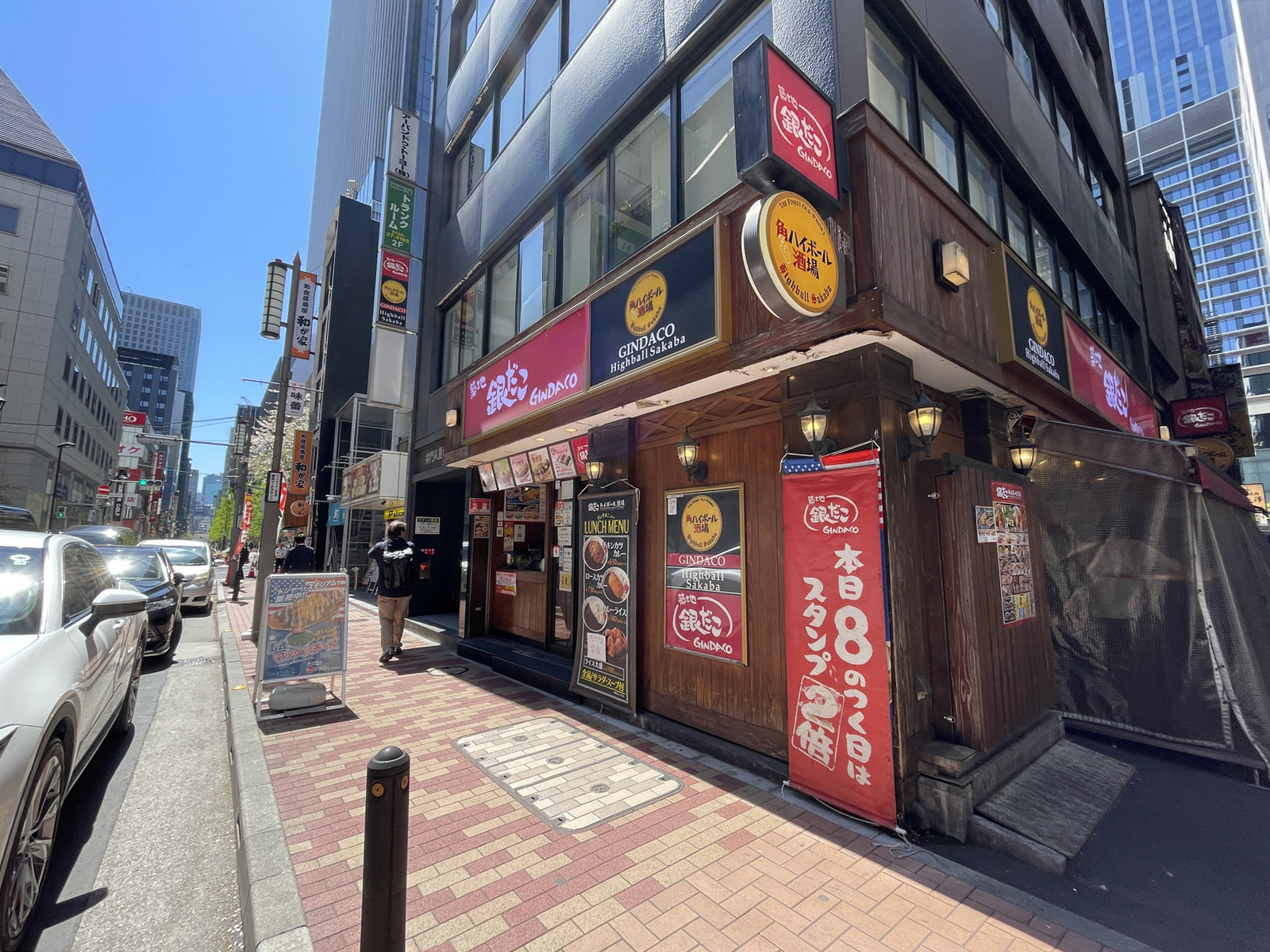 付近には飲食店や店舗が充実