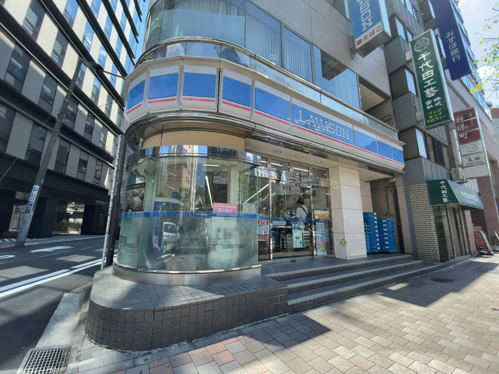 徒歩1分のローソン 神田神保町二丁目店