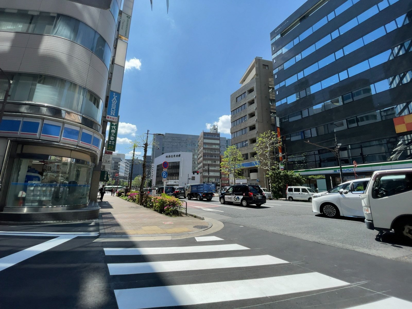 神保町PREX前面の通り
