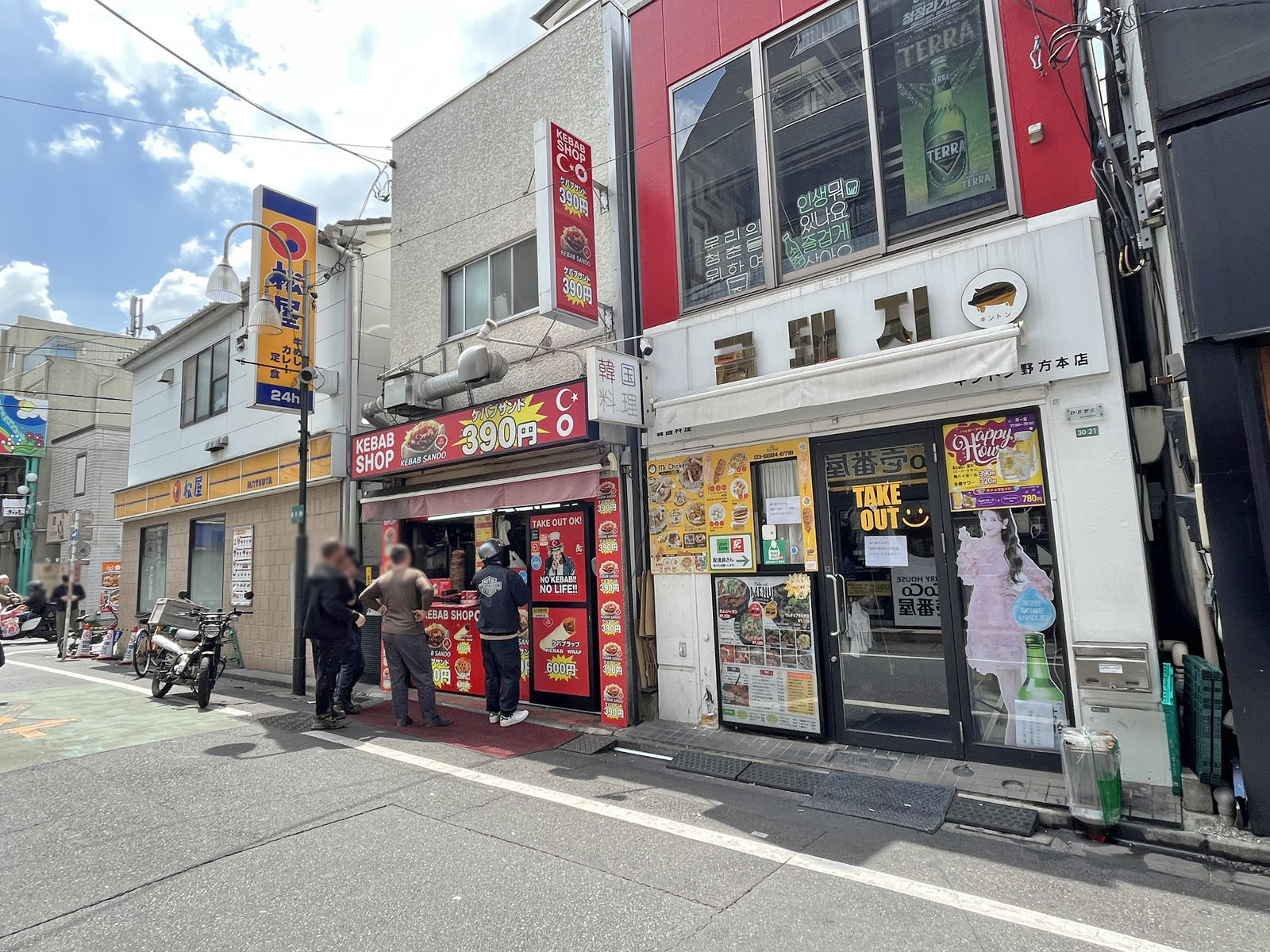 付近には飲食店が充実