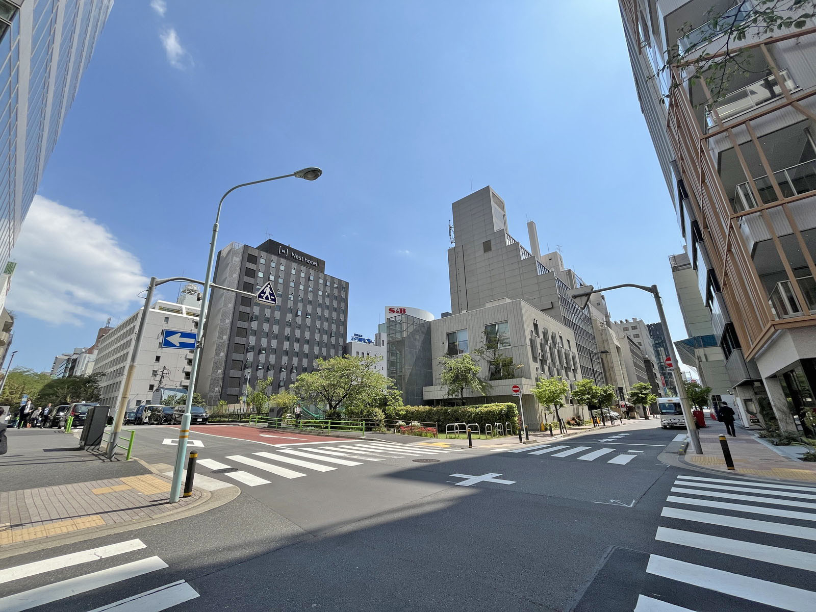 +SHIFT日本橋桜通り前面の通り