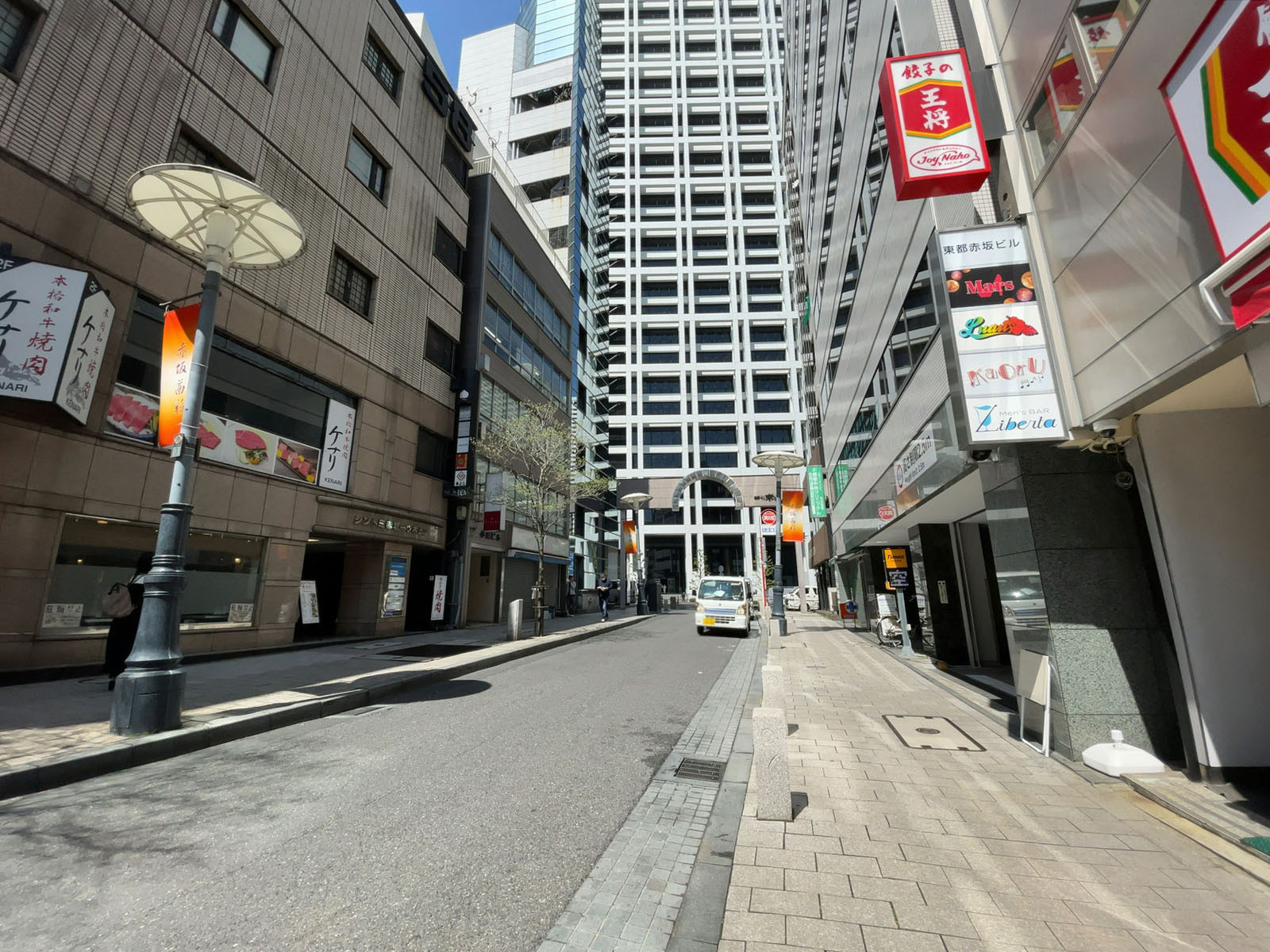 東都赤坂ビル前面の通り
