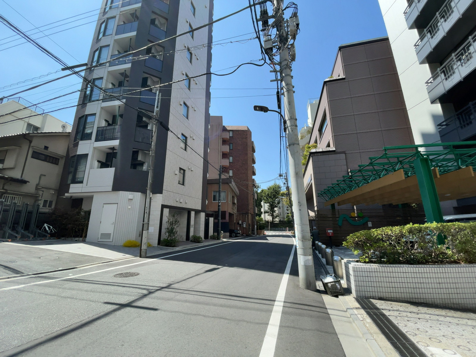 グランドメゾン元赤坂前面の通り