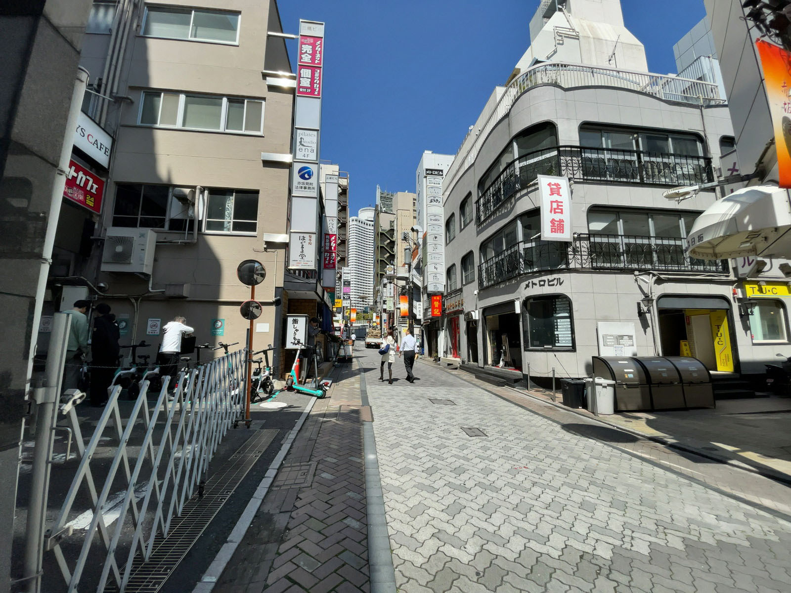 楽ビル前面の通り