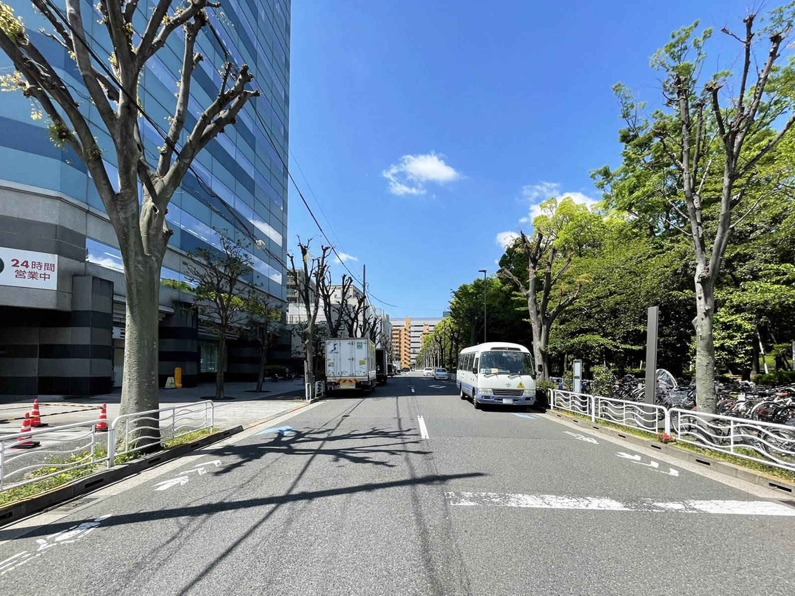 東京パークサイドビル前面の通り