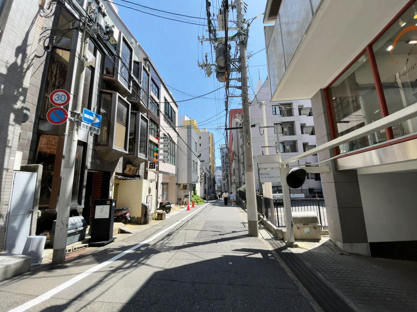 シルバービル前面の通り