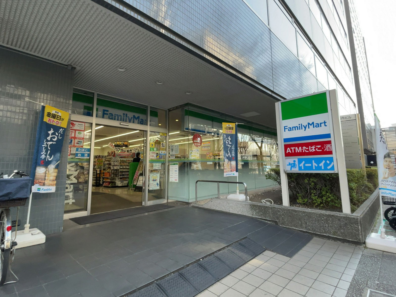 徒歩2分のファミリーマート 横浜大桟橋通り店