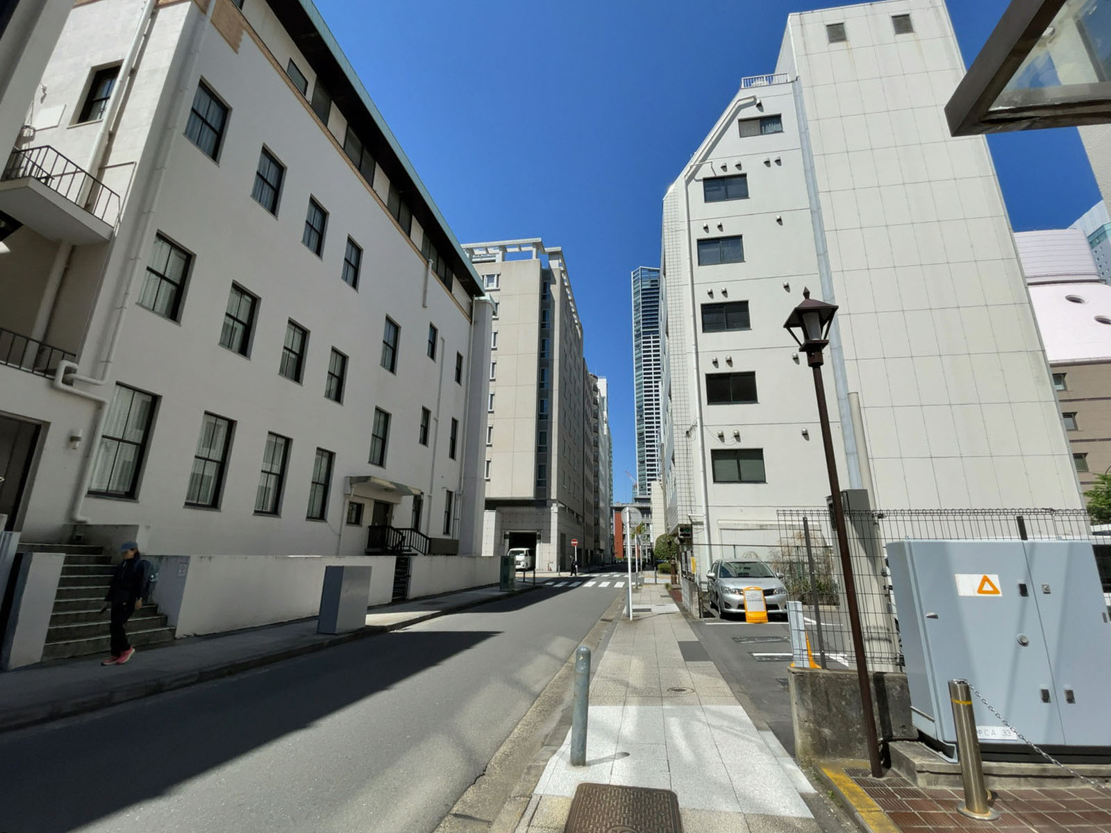 一般財団法人神奈川県中小企業共済会館前面の通り