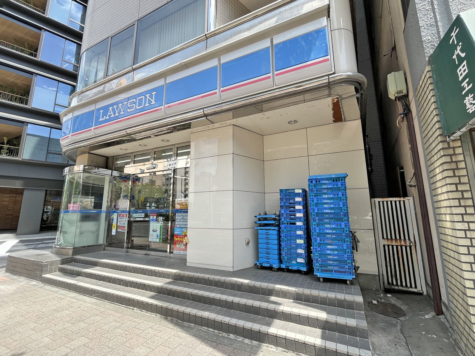 徒歩2分のローソン 神田神保町二丁目店