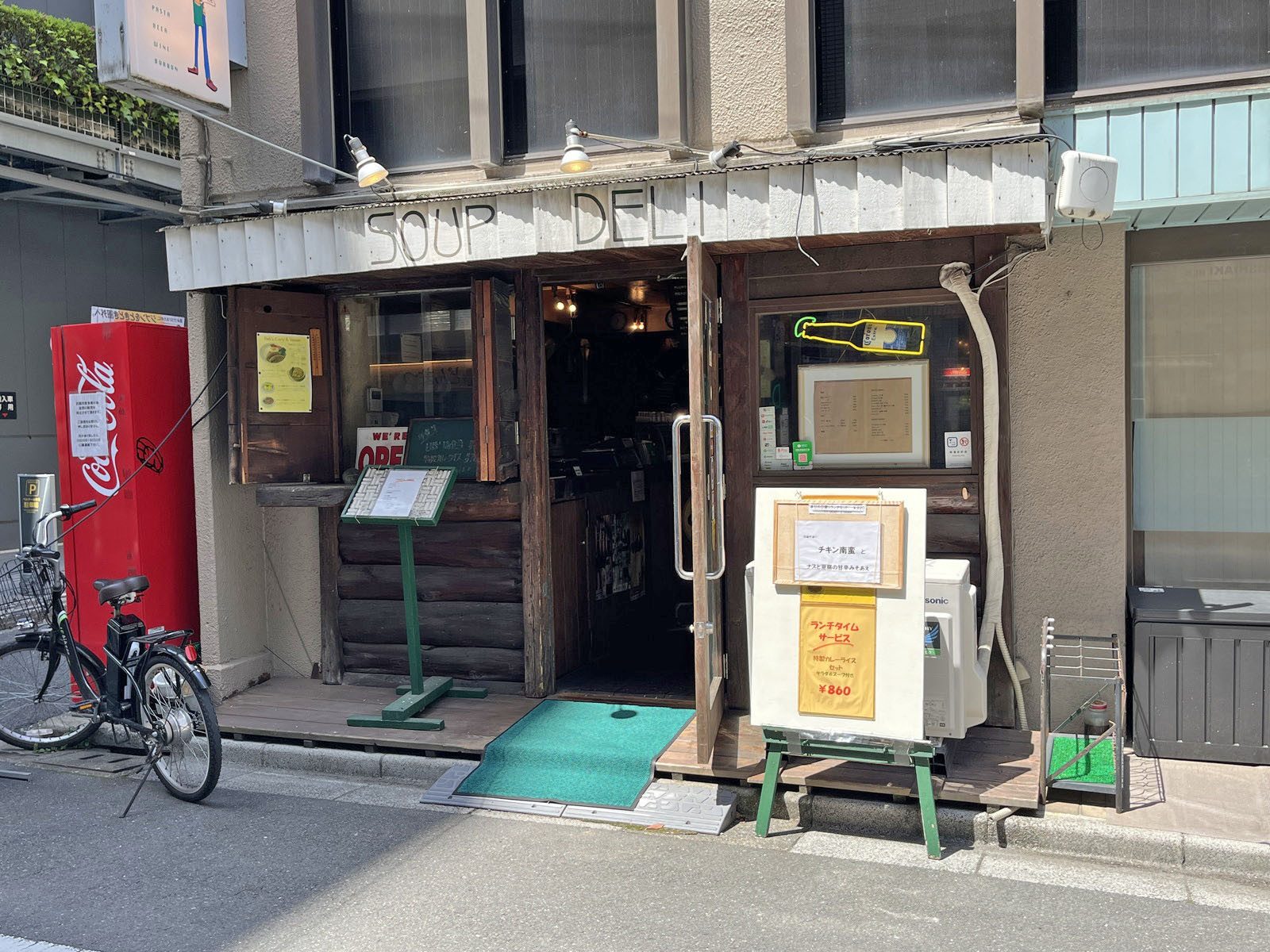 ビル前のレストラン SOUP DELI