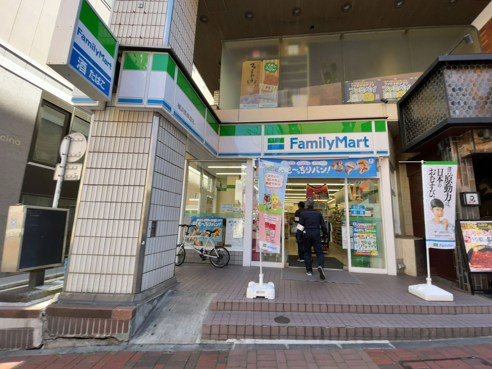 徒歩1分のファミリーマート 横浜馬車道店