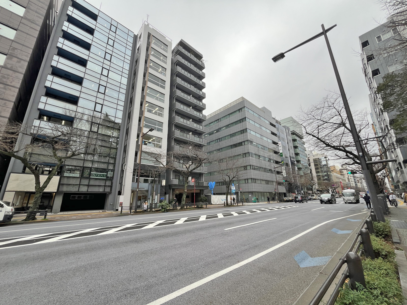 バドスクエア市ヶ谷前面の靖国通り
