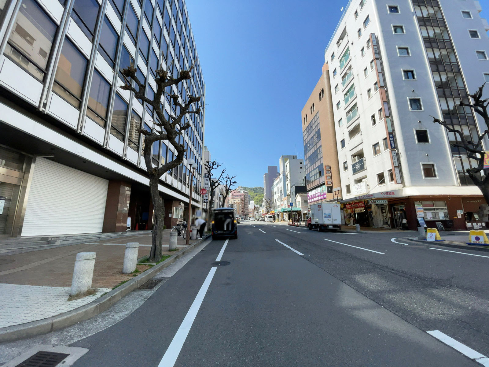 富士信ビル前面の通り