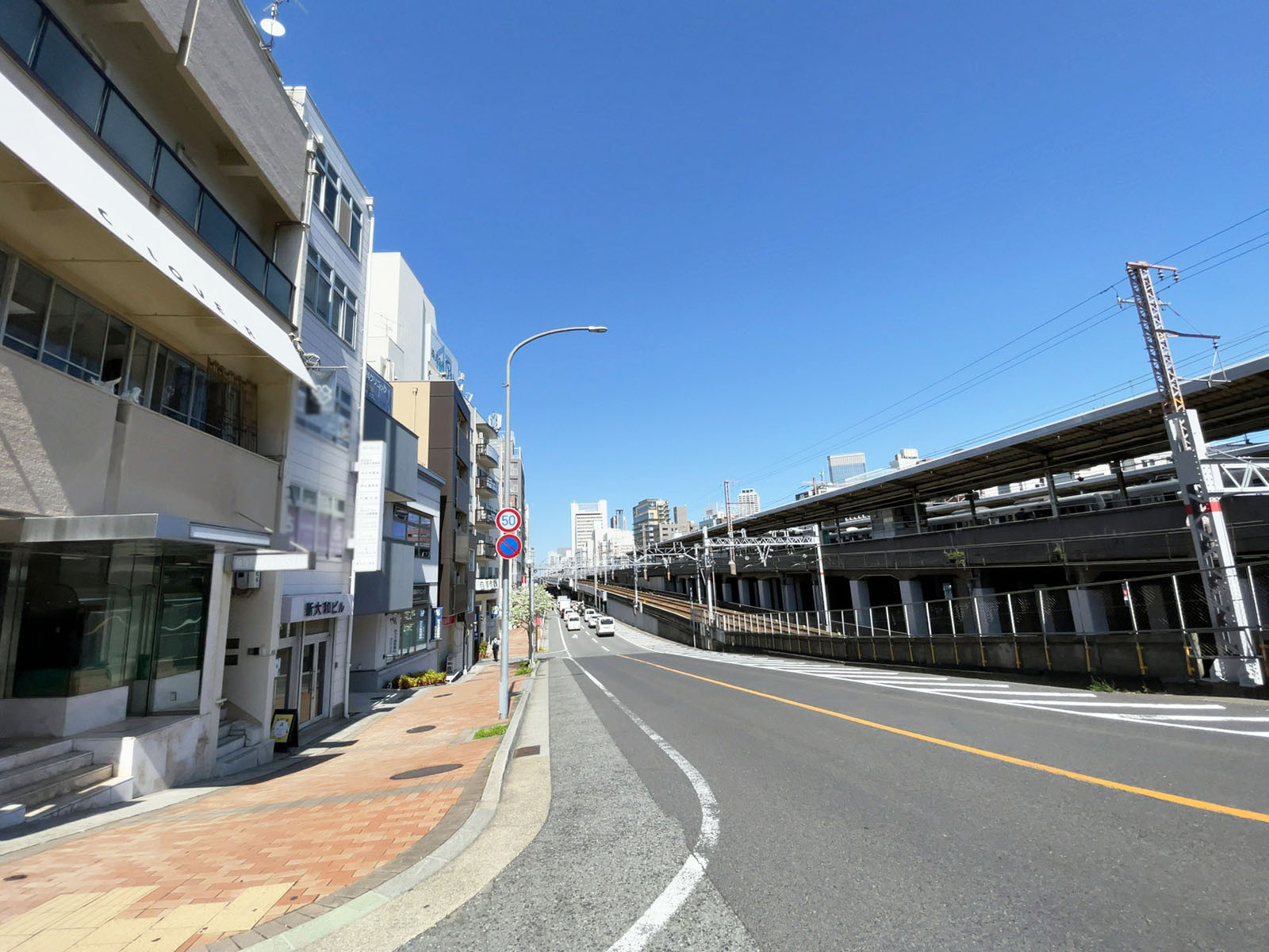 西北神ビル前面の通り