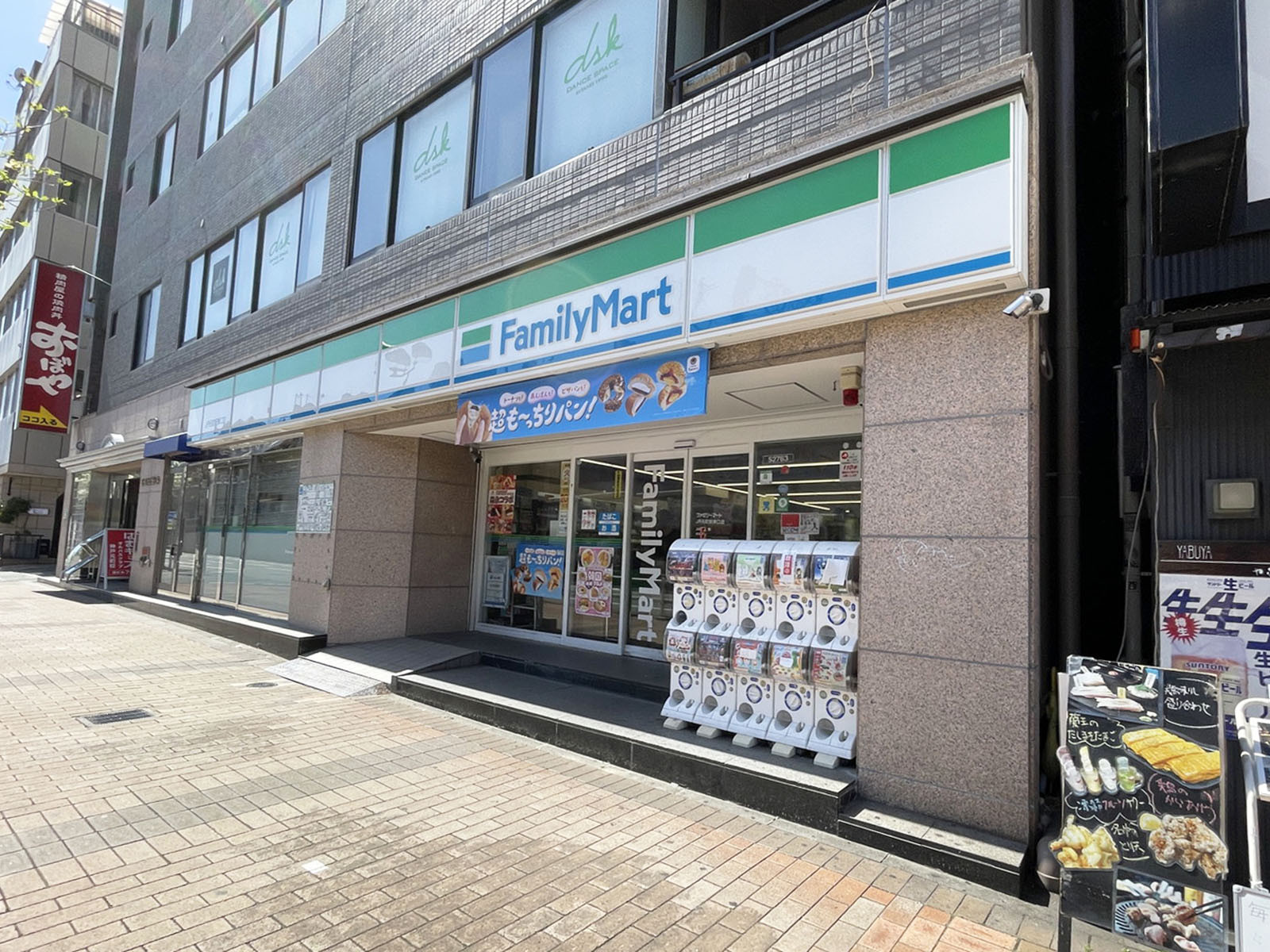 同じ通りにあるファミリーマート JR元町駅東口店
