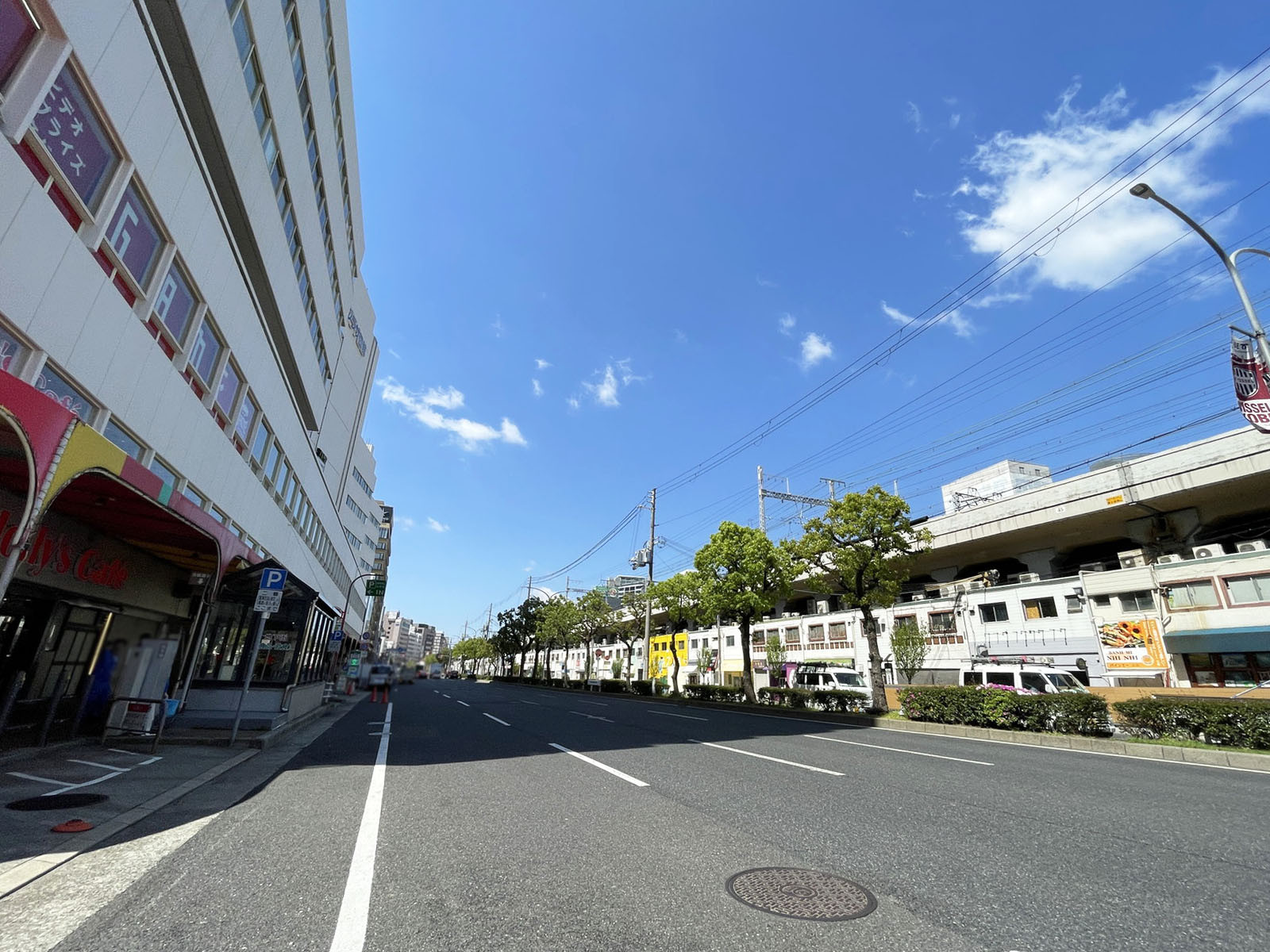 センタープラザビル前面の通り