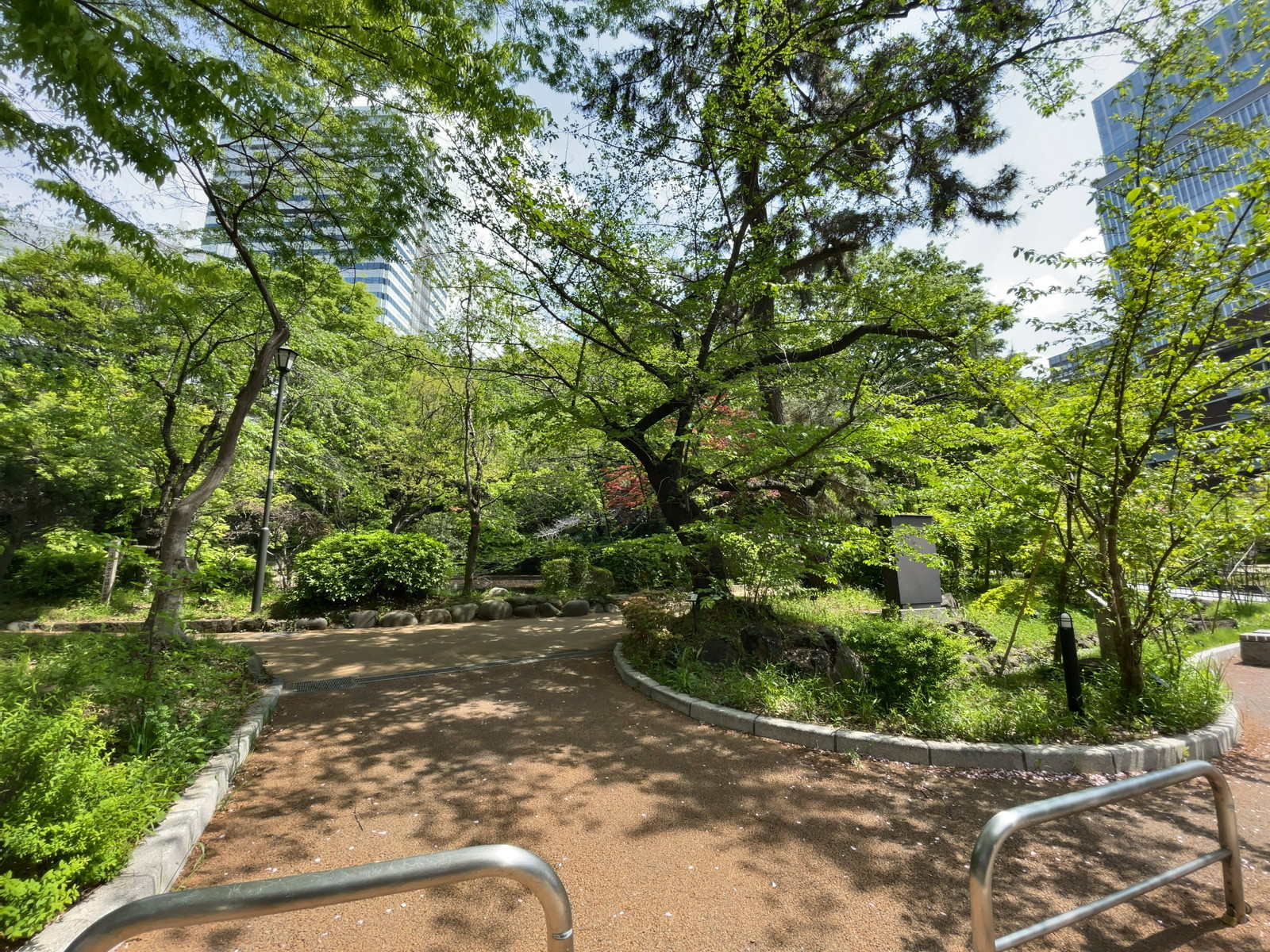 徒歩1分の清水谷公園