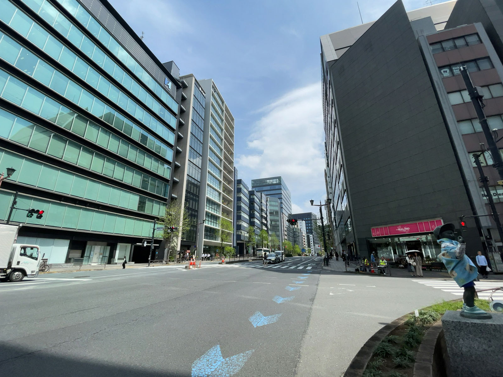 近くの新宿通り