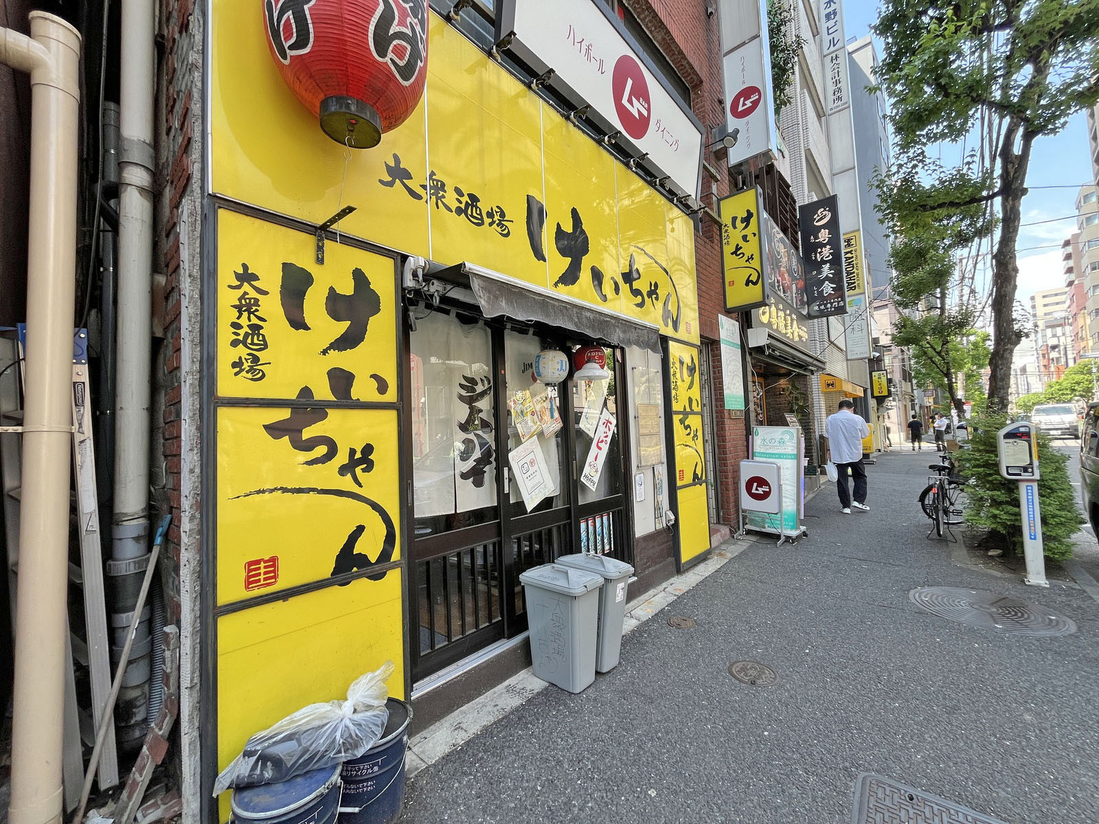 付近には飲食店が充実