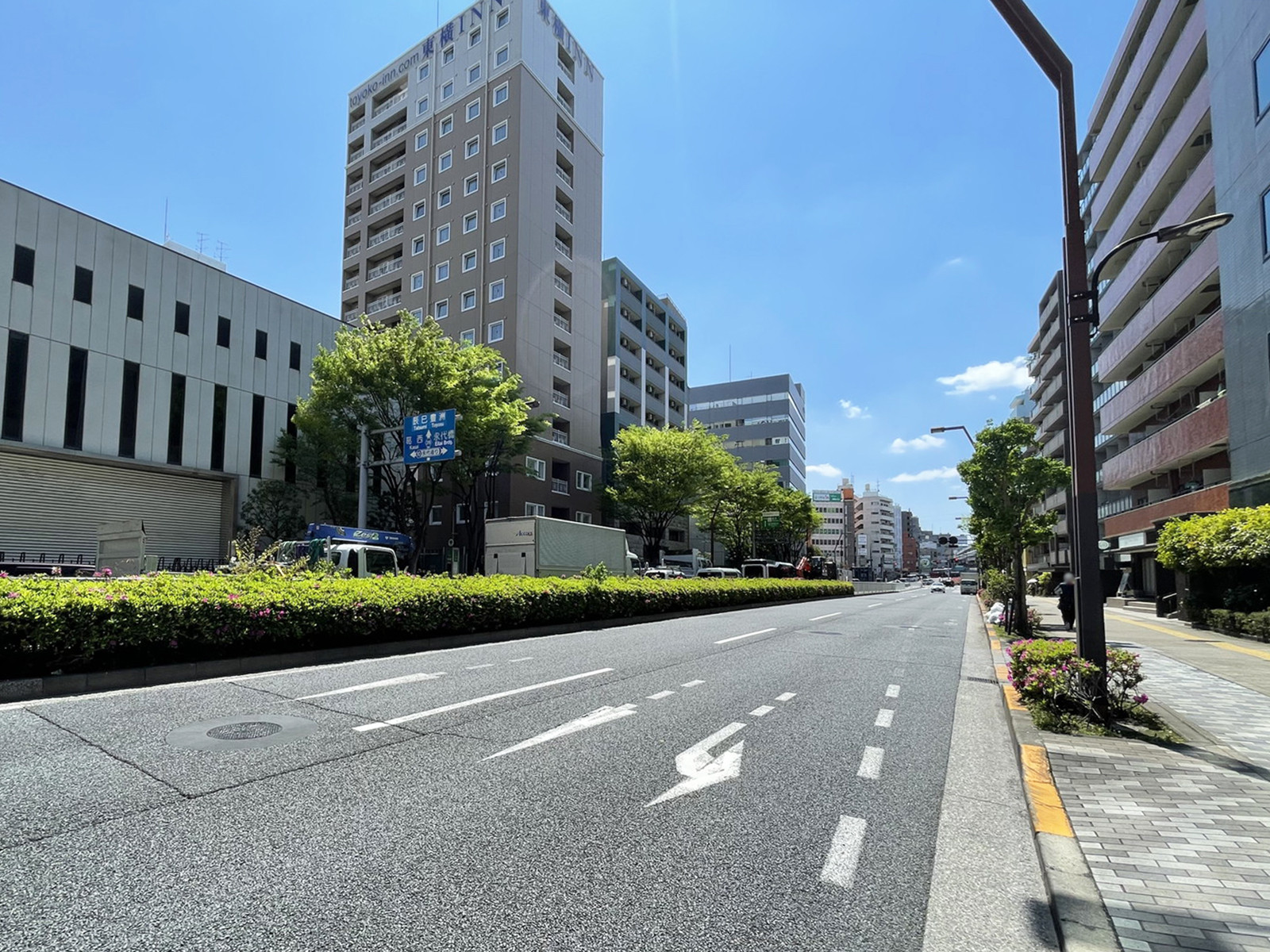 亀井ビルA棟前面の三ツ目通り