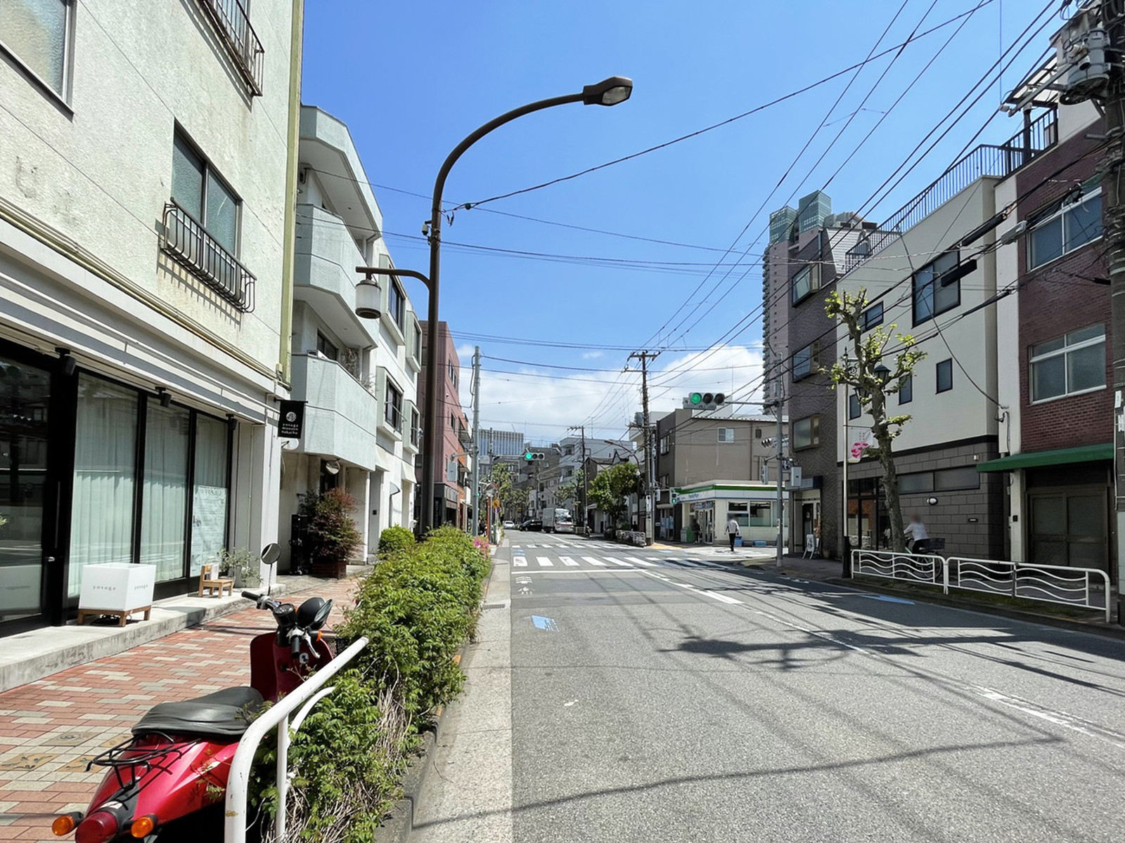 津根ビル前面の牡丹町通り