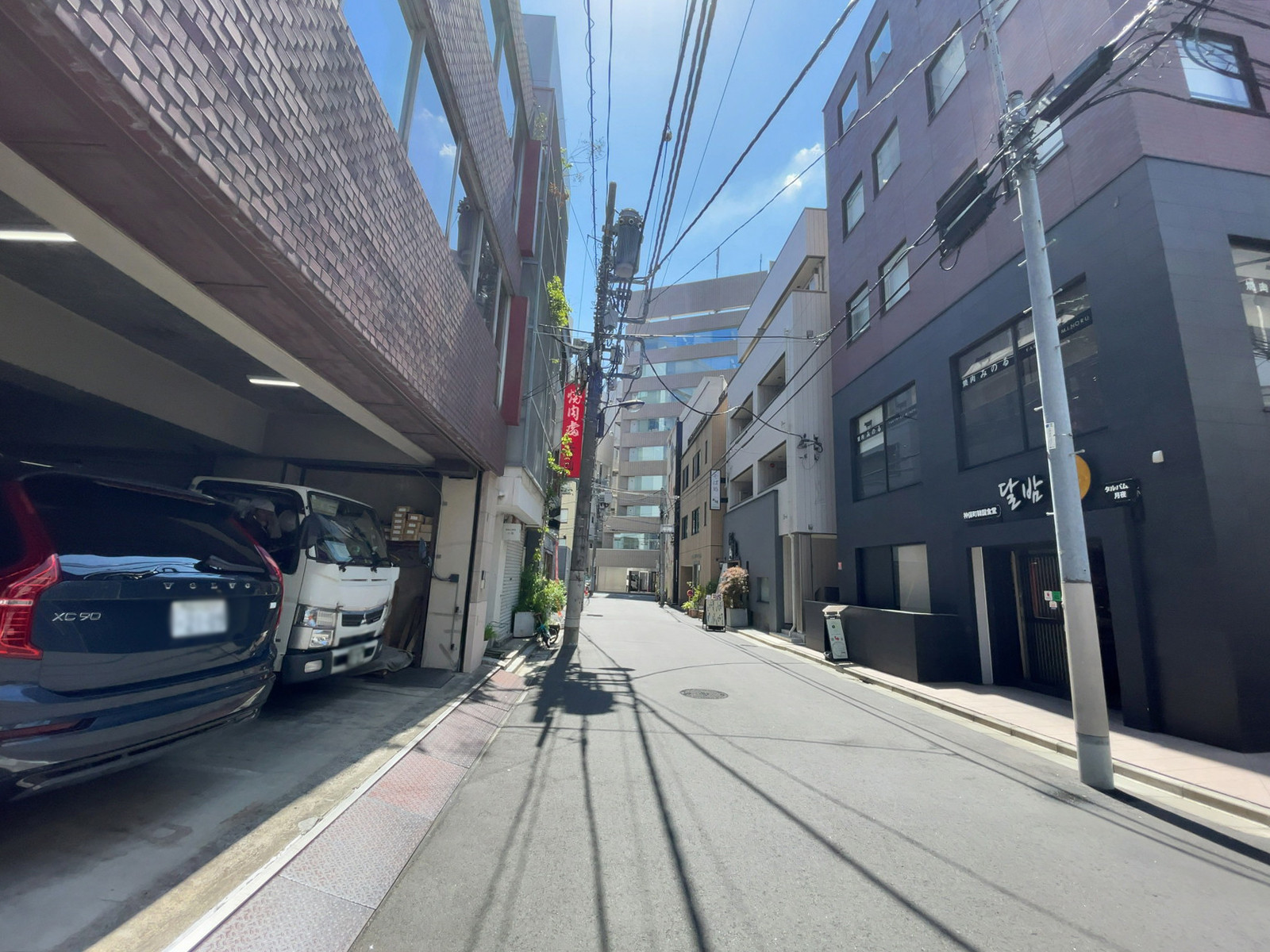 室町ビル前面の通り