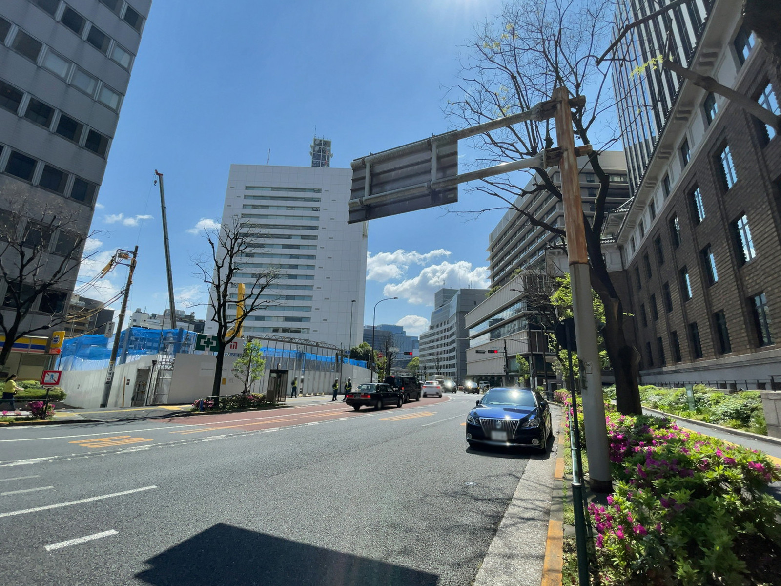 九段会館テラス前面の通り