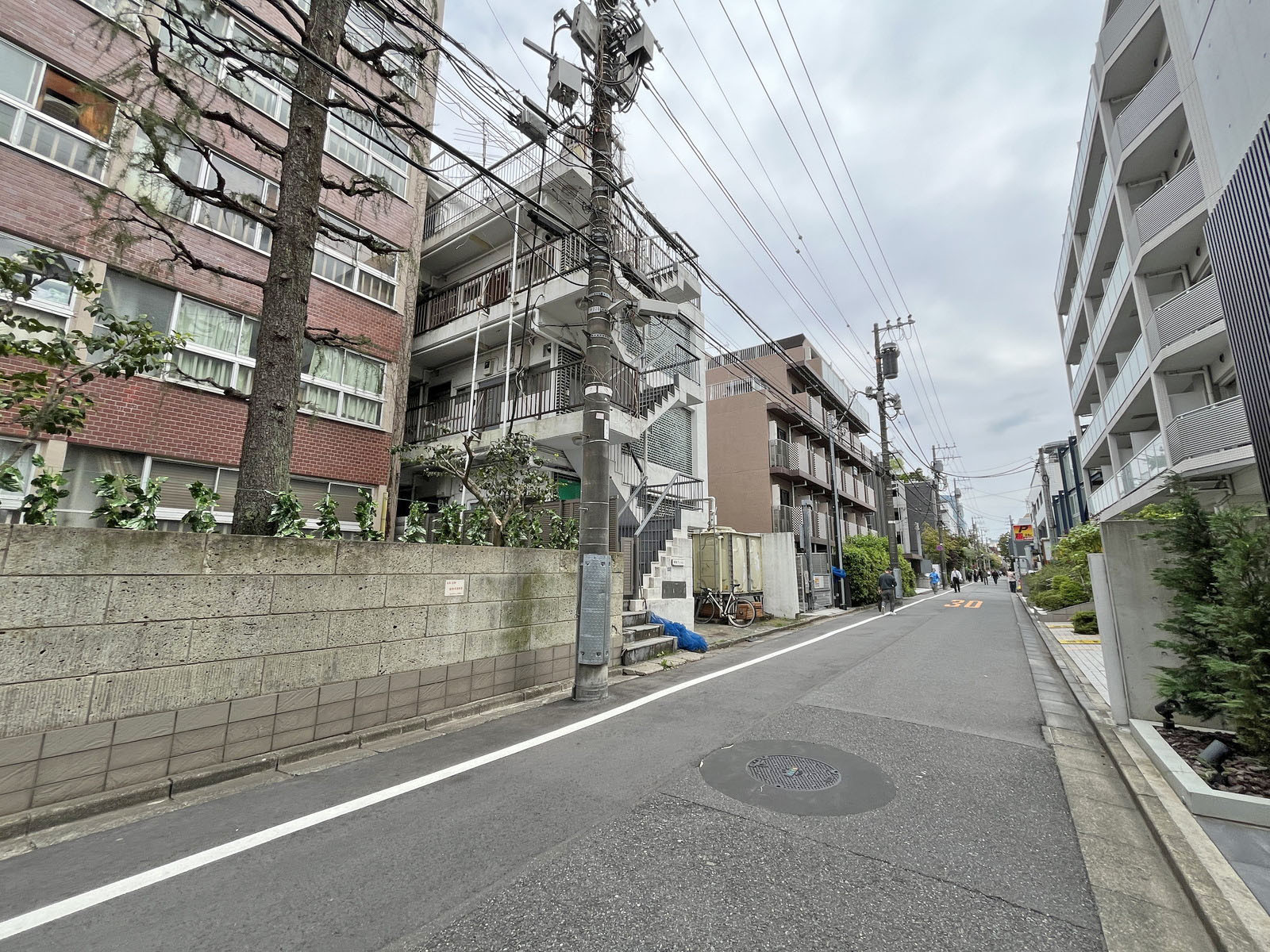 アカデミービル前面の通り