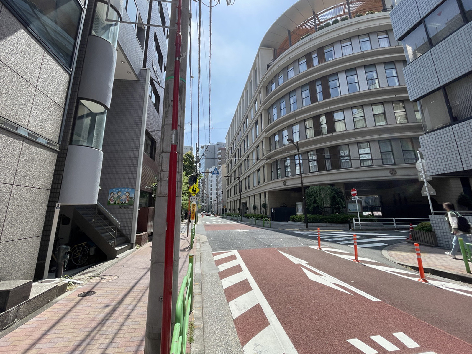東京冷凍新川ビル前面の明正通り