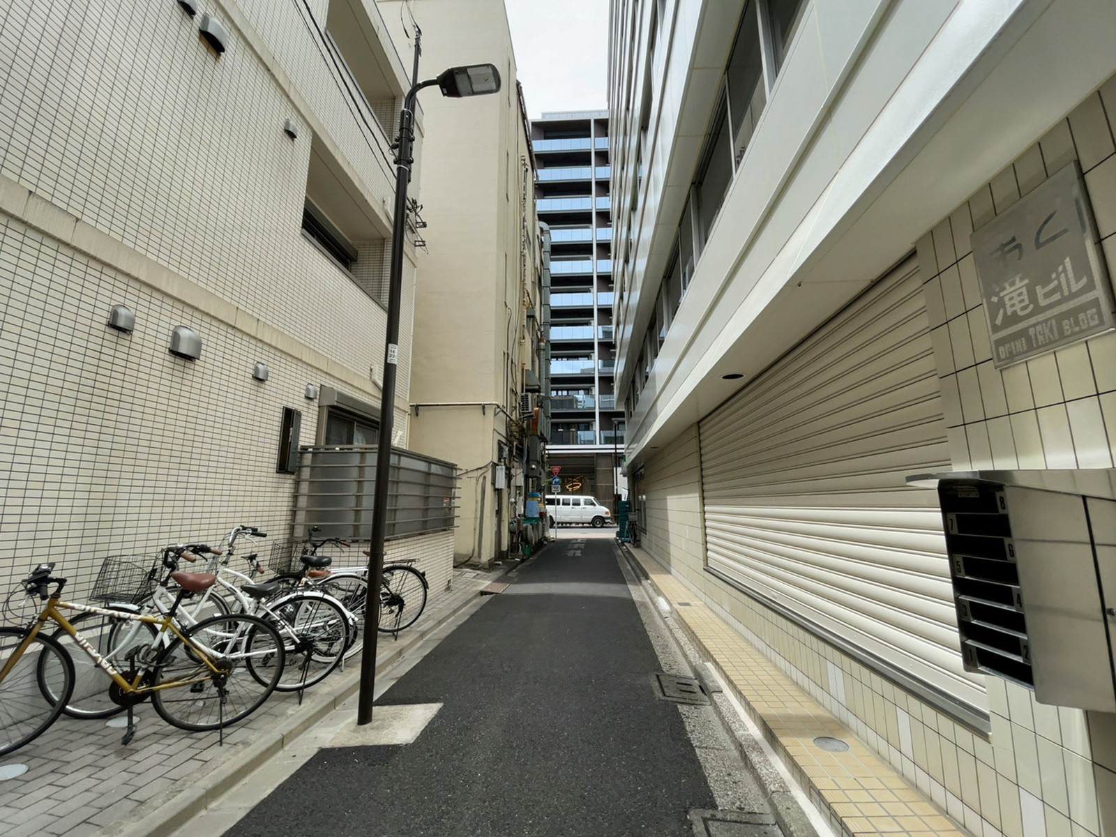第二滝ビル前面の通り