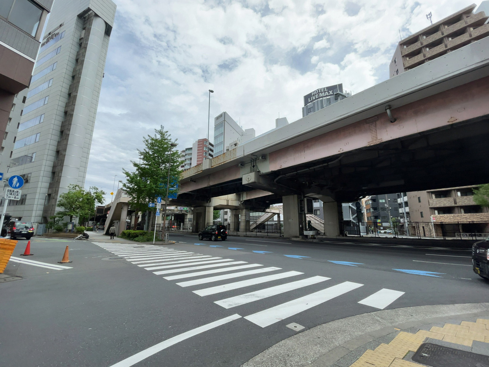 グランファースト神田紺屋町前面の通り