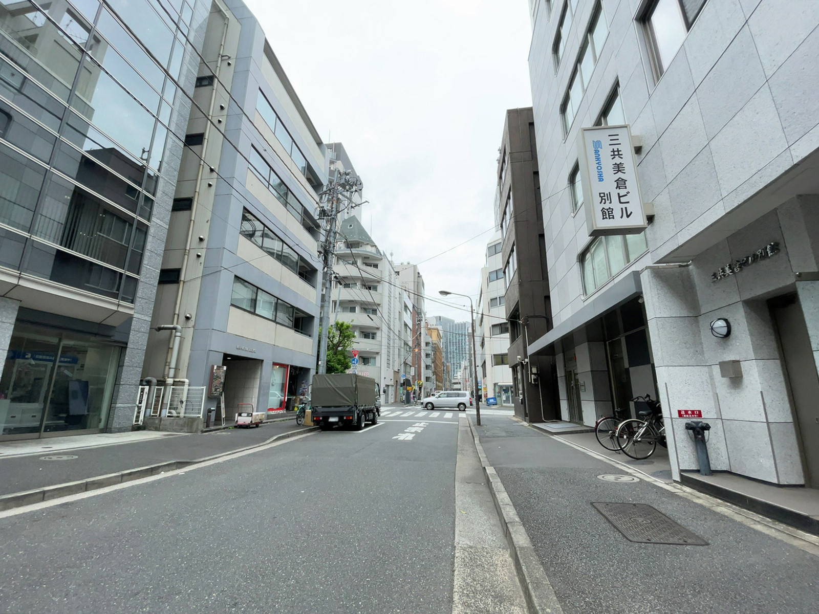 三共美倉ビル別館前面の通り