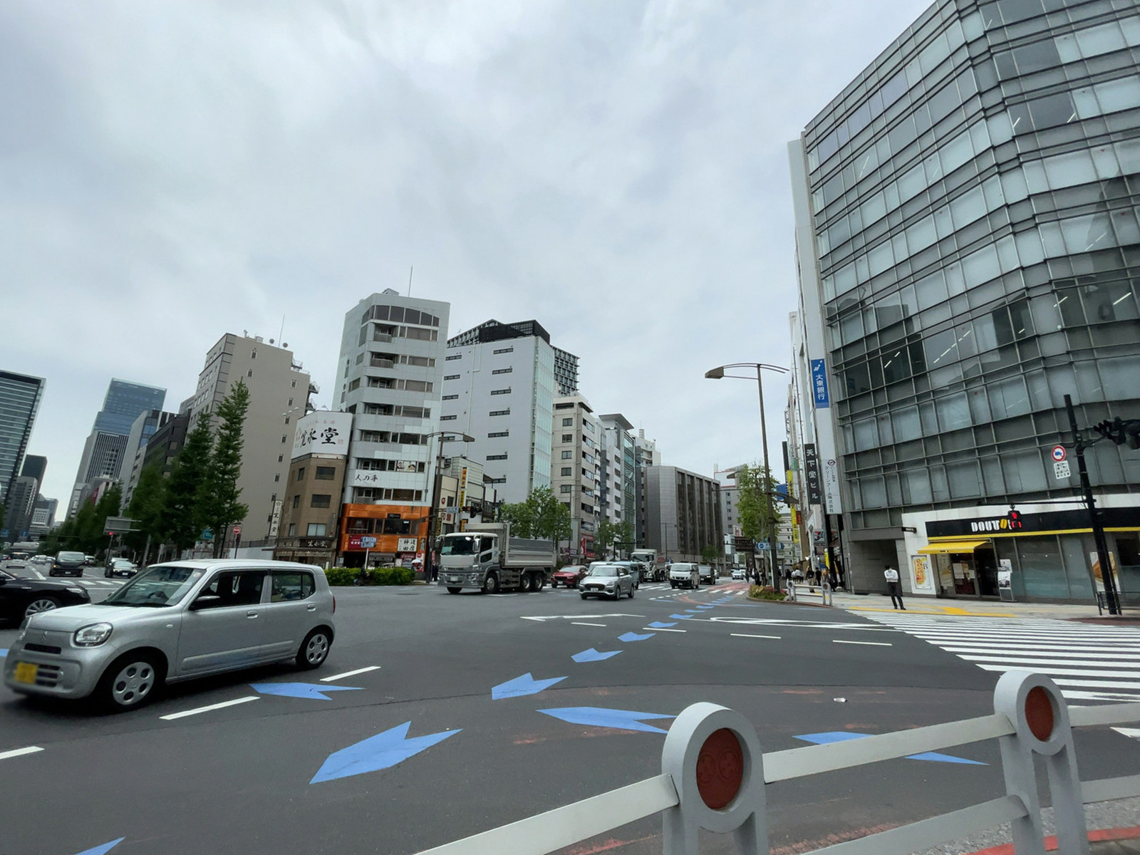 NCO神田小川町ビル前面の靖国通り