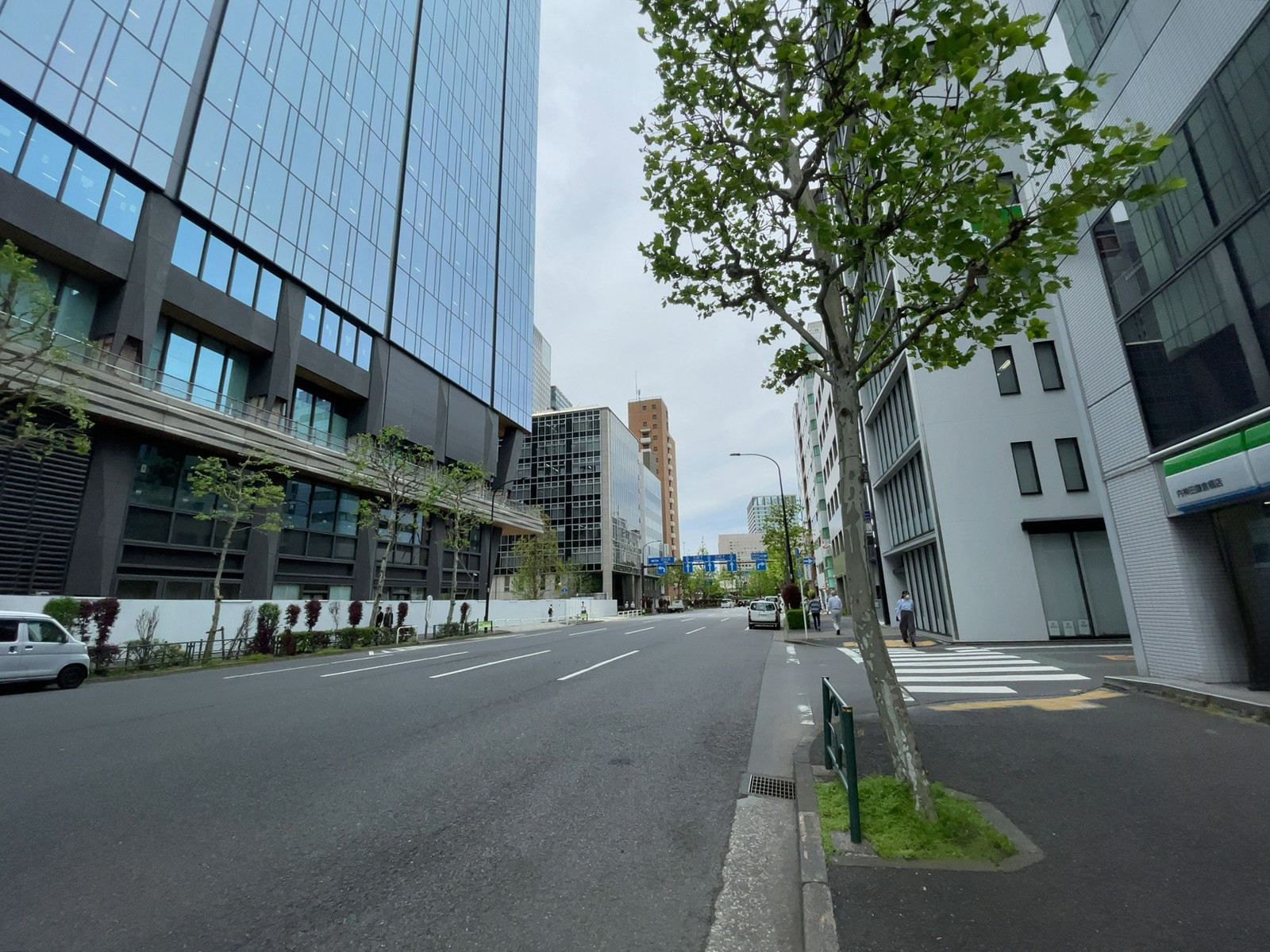 MIFビル前面の通り