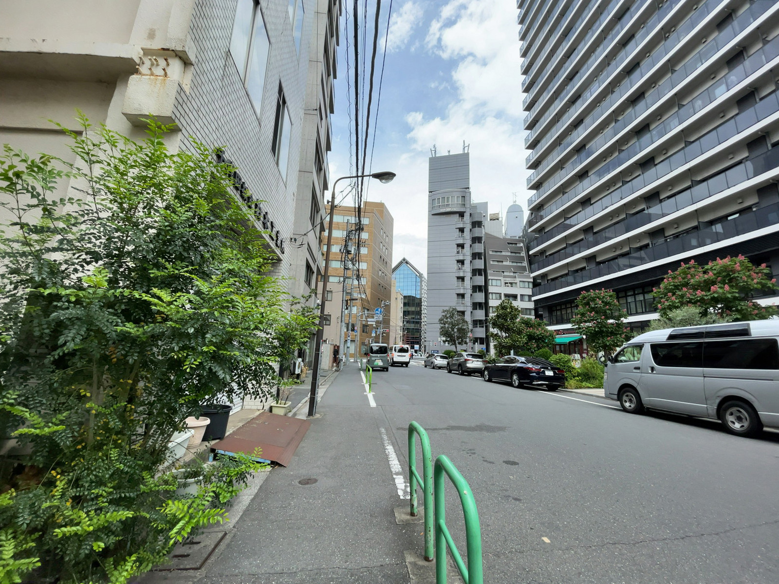 DeLCCS Kanda前面の通り