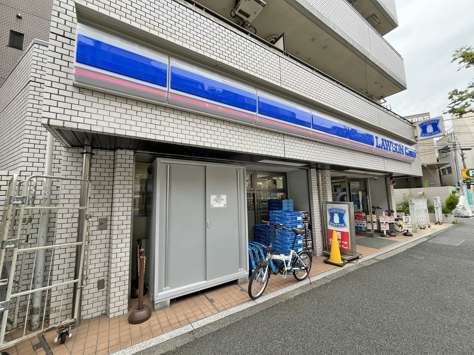 徒歩2分のローソン 代々木一丁目店