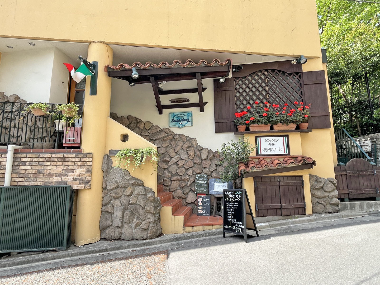 徒歩2分のイタリア料理 トラットリア・サルサ・マーレ