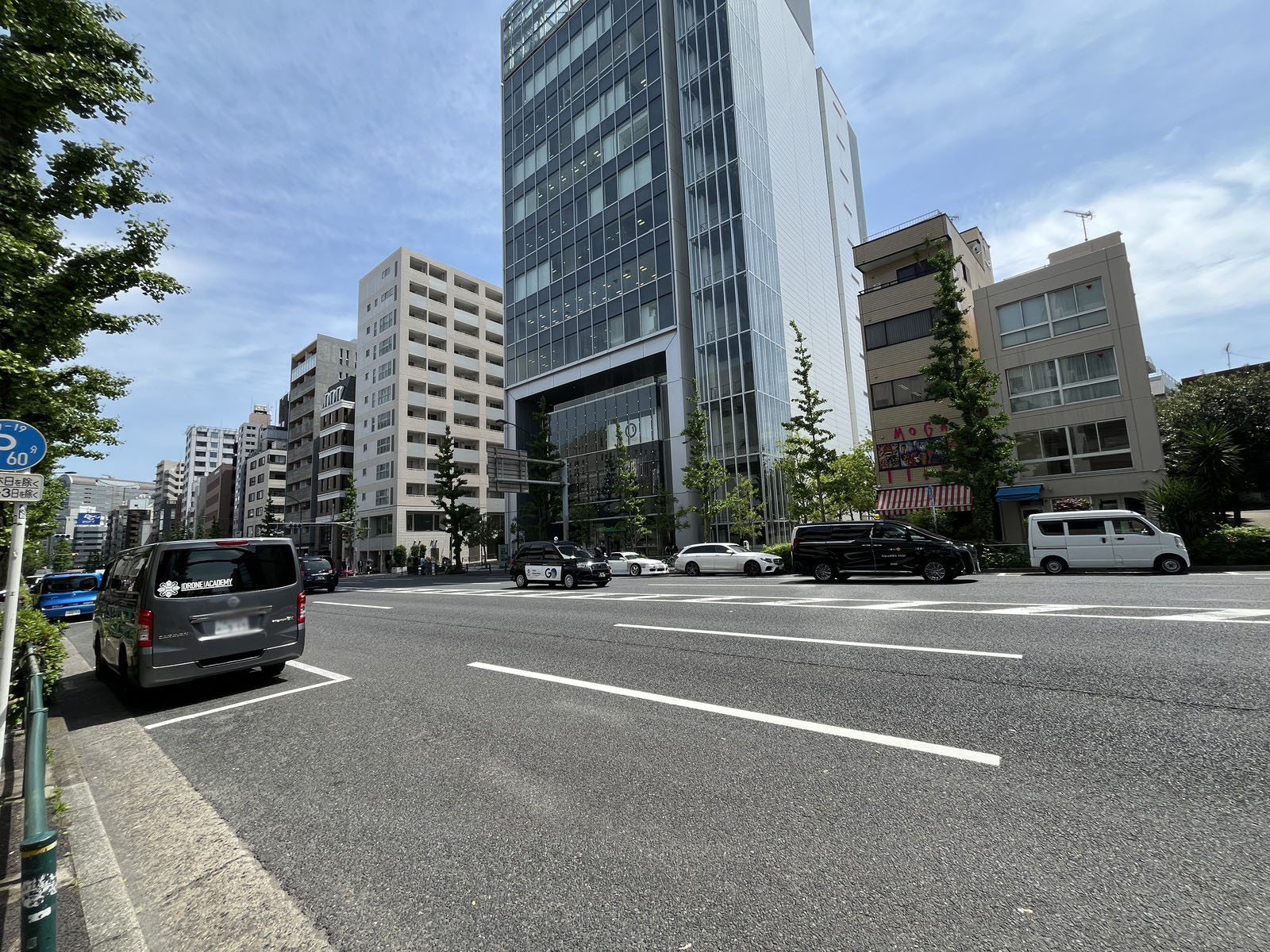 コリーヌ代官山前面の駒沢通り