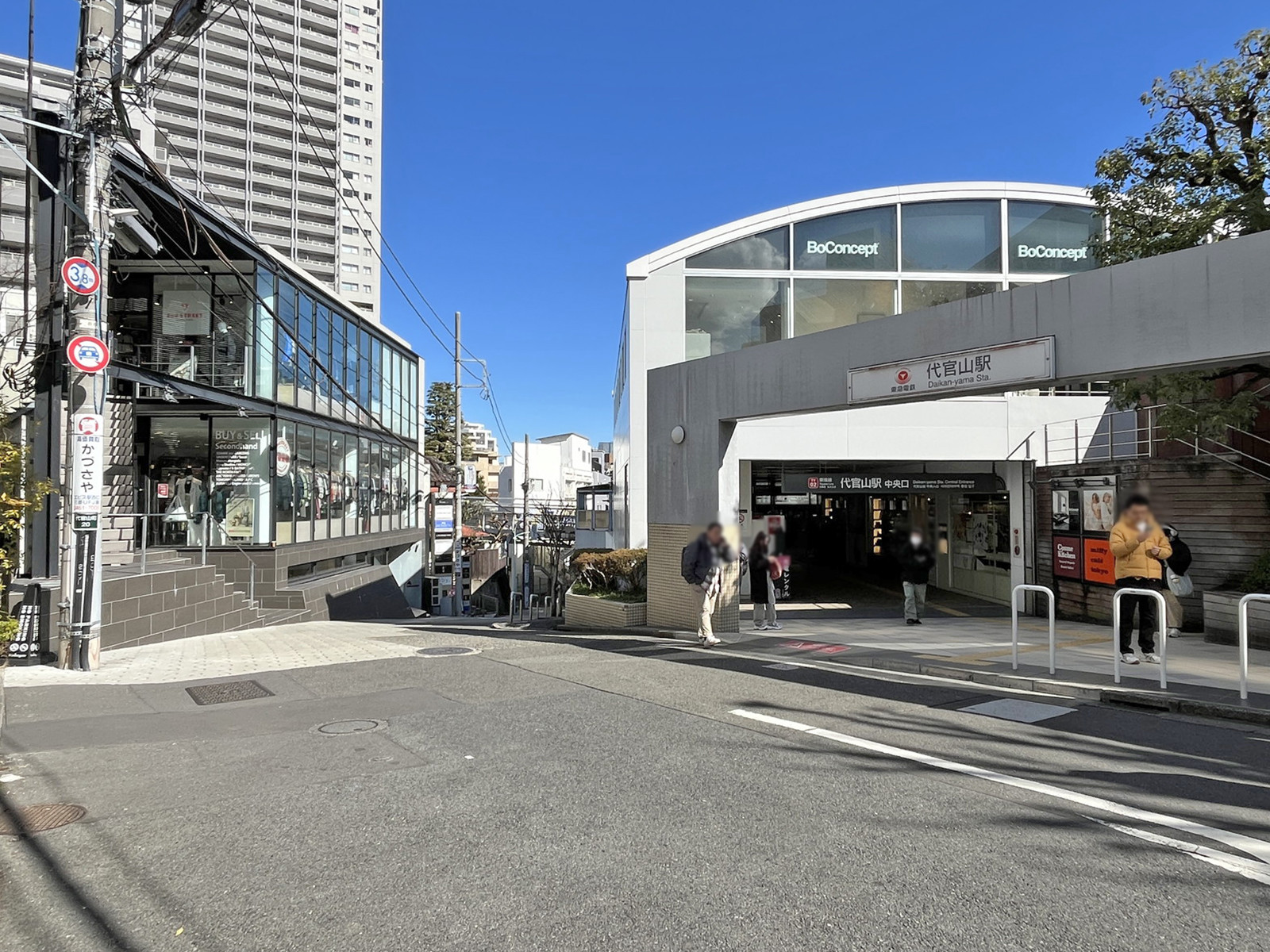 最寄りの「代官山駅」