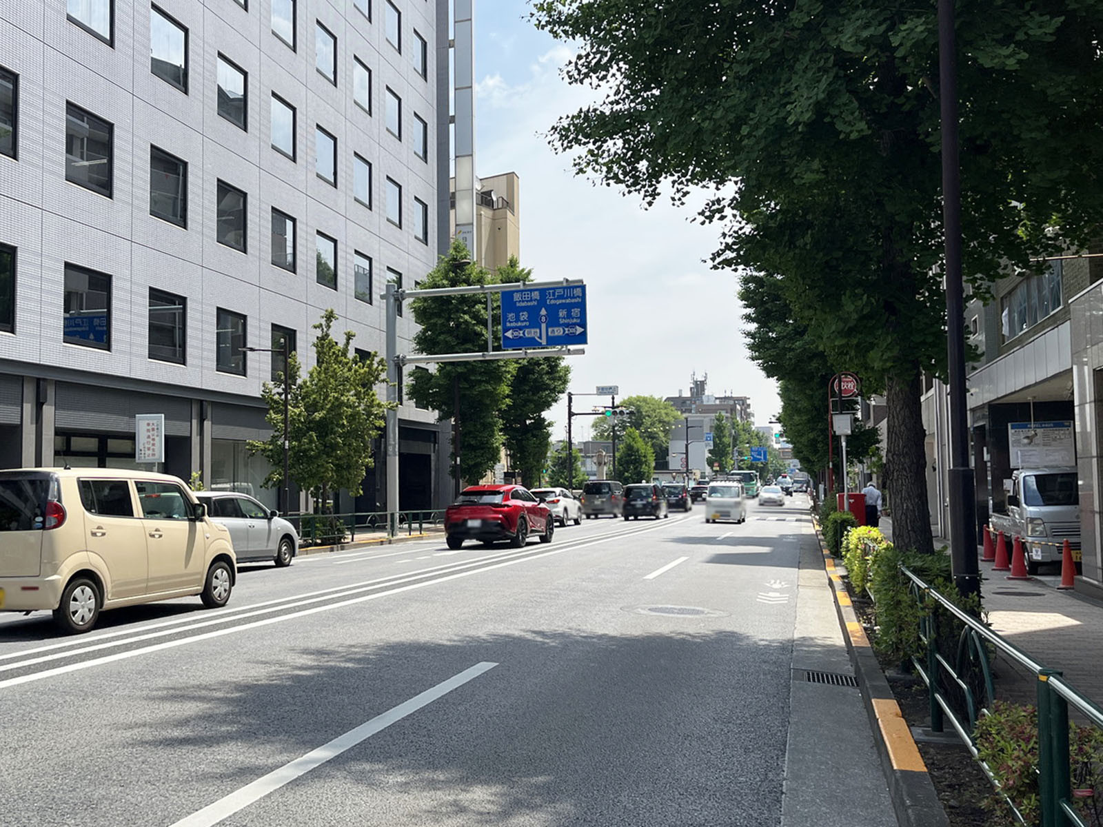 タイムズ・ビル前面の目白通り